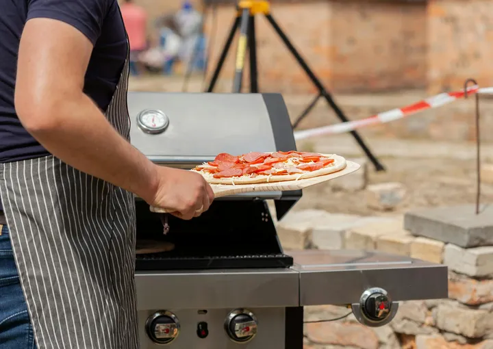 Pizza on a Gas Grill: Technique for 700F+ Baking