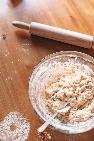 Glass mixing bowl with dough — the worst option for tracking rise