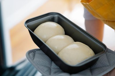Stackable home-scale pizza dough proofing tray